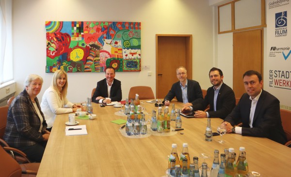 Alle Abgeordneten des Wahlkreises sitzen mit OB Christoph Traub zusammen.